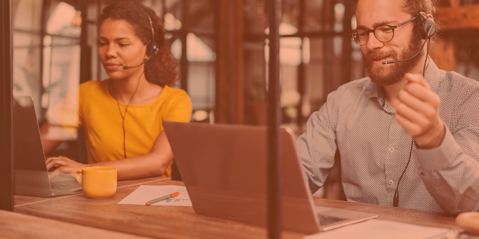 Two Virtual Gurus customer service assistants helping clients while working in a coffee shop.