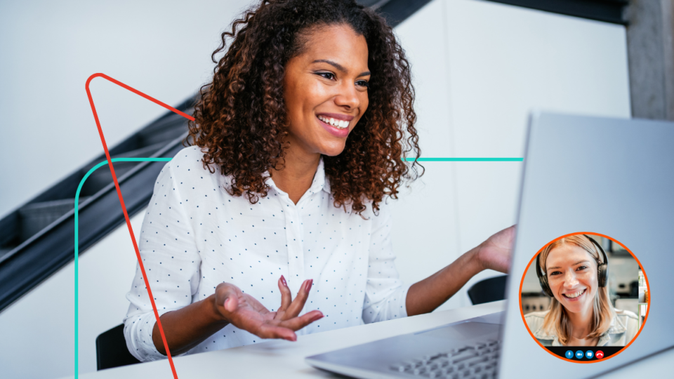Femme afro-américaine, entourée de lignes colorées, souriant à son ordinateur lors d